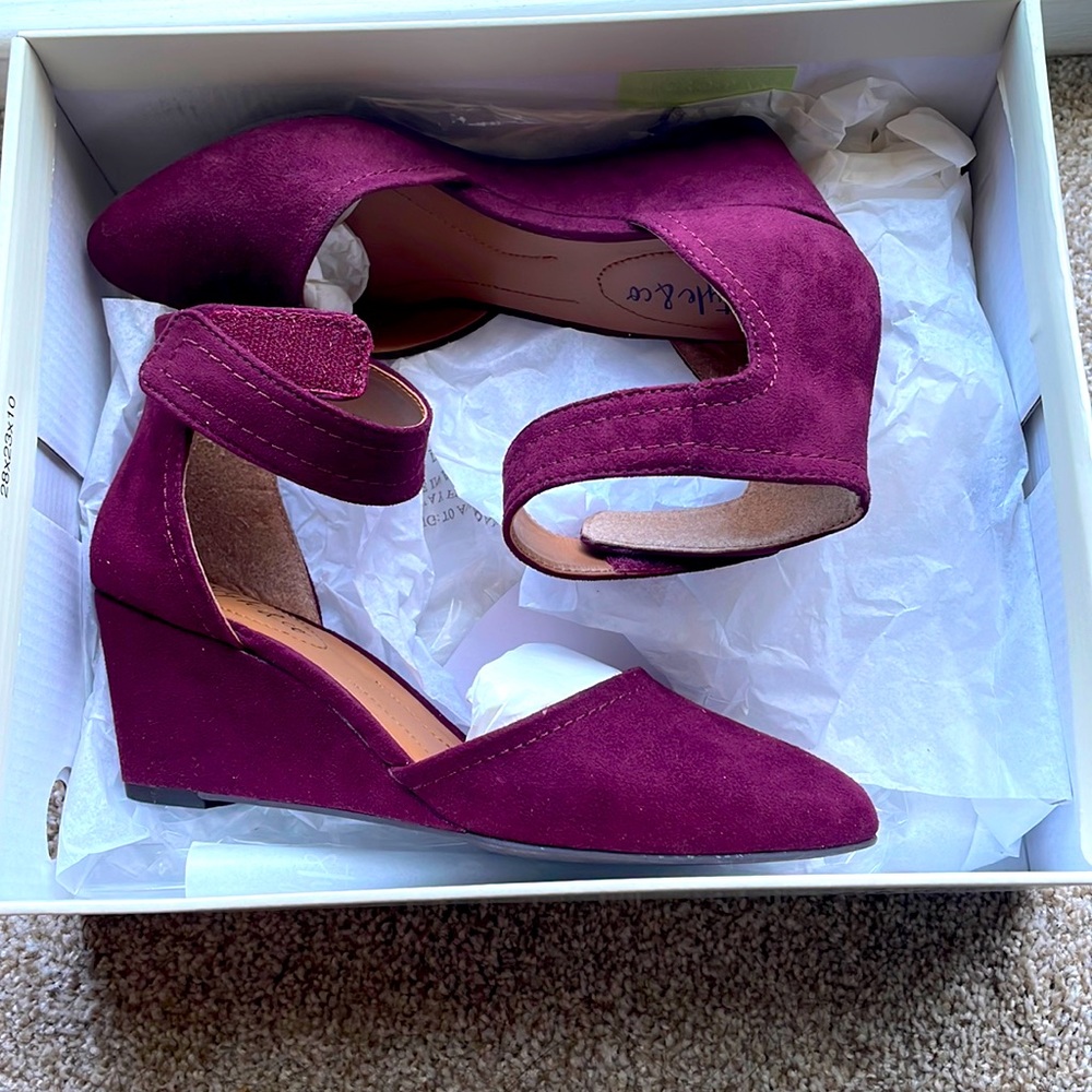 Style & co burgundy wedge heels in suede
